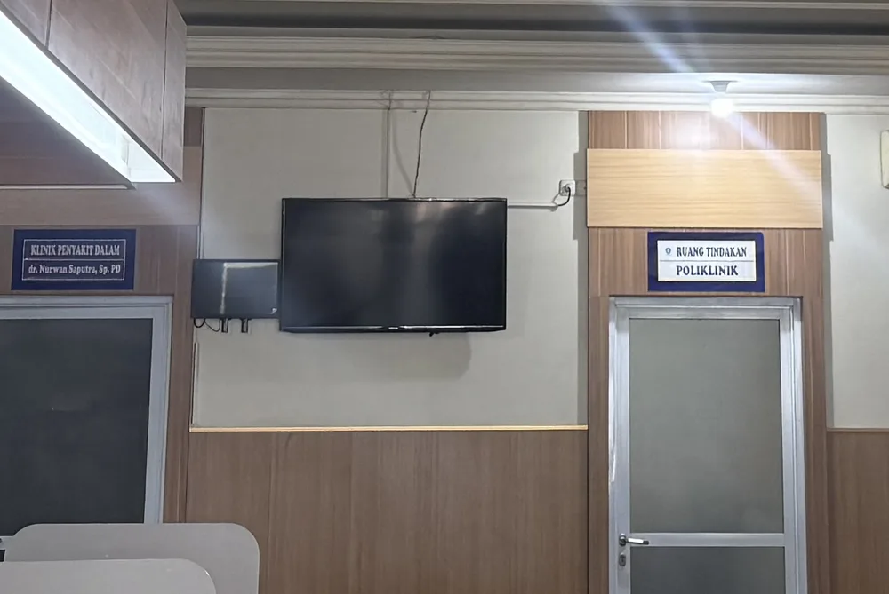 병원 대기실의 안내 모니터