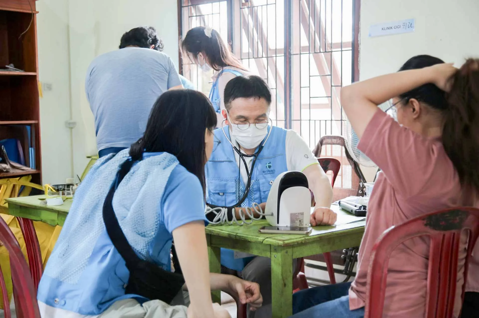 의료진이 환자를 진료하는 모습